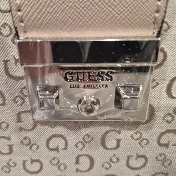 *BNWOT* Guess Shoulder Bag - Picture 3 of 6